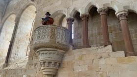 Antonio Pérez Henares, en el púlpito del refectorio del monasterio de Santa María de Huerta.