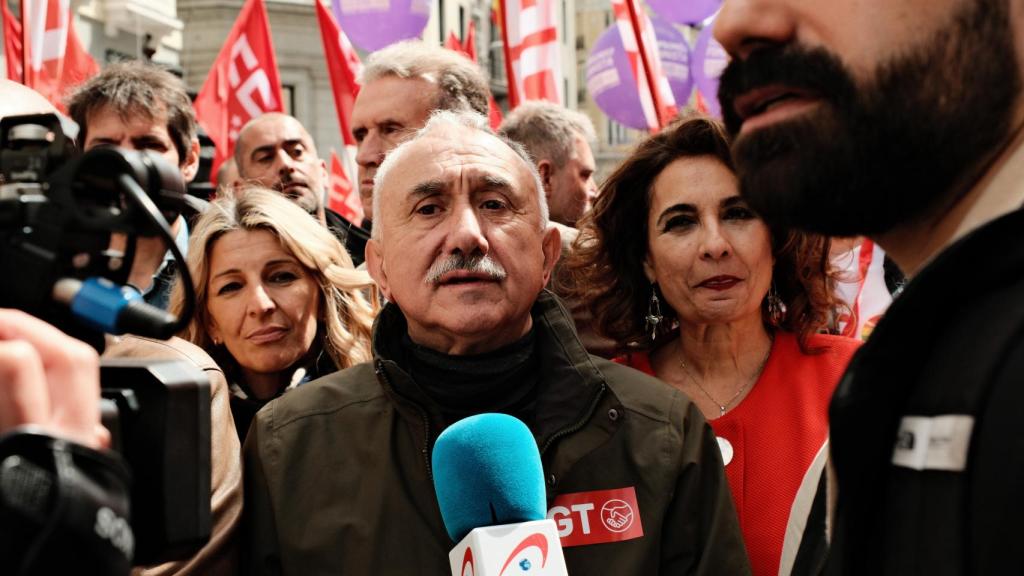 El secretario general de UGT, Pepe Álvarez (c), junto a la vicepresidenta segunda y ministra de Trabajo, Yolanda Díaz (i), y la vicepresidenta primera y ministra de Hacienda, María Jesús Montero (d), el Primero de Mayo.