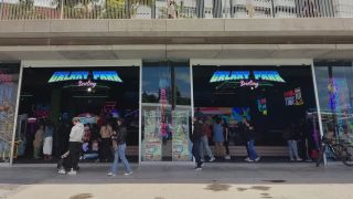 Así es Galaxy Park, el nuevo centro de ocio de Málaga en Muelle Uno: boleras, realidad virtual y recreativos