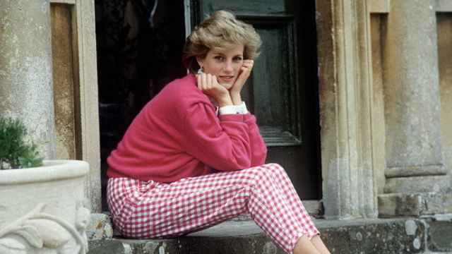Diana, sentada en un escalón de su casa, Highgrove House, en Doughton, Gloucestershire, el 18 de julio de 1986.