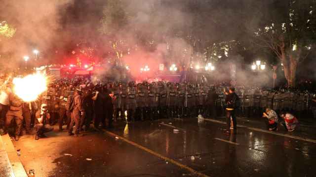 Policías antidisturbios preparados para frenar la manifestación en Tiflis, Georgia.