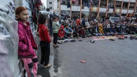 Decenas de palestinos en Rafah, en la Franja de Gaza.