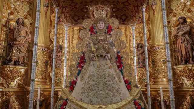 La Virgen del Rocío entronizada en su paso para la romería 2024.