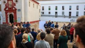 El alcalde de Sevilla, José Luis Sanz, junto a los vecinos de los Humeros.