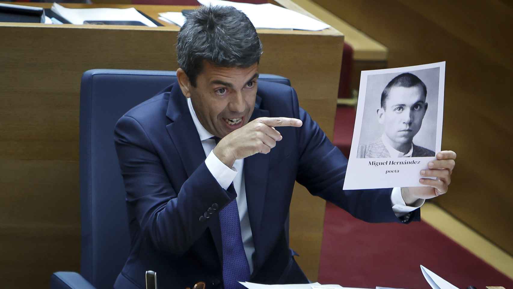 Carlos Mazón exhibe un retrato de Miguel Hernández. José Cuéllar / Corts Valencianes