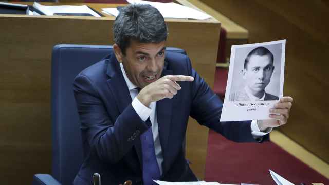 Carlos Mazón exhibe un retrato de Miguel Hernández. José Cuéllar / Corts Valencianes