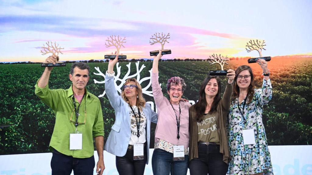 Ganadores Tierra de Oportunidades de CaixaBank de 2023: Abe Ripoll, Tierra de Arte; Virginia Poveda, Pellets; Lucía Yela, TocaJugarMadera; Alexia Lozano, LaCabrera y Kamila Grackzyk, Eco Rico Vegano.