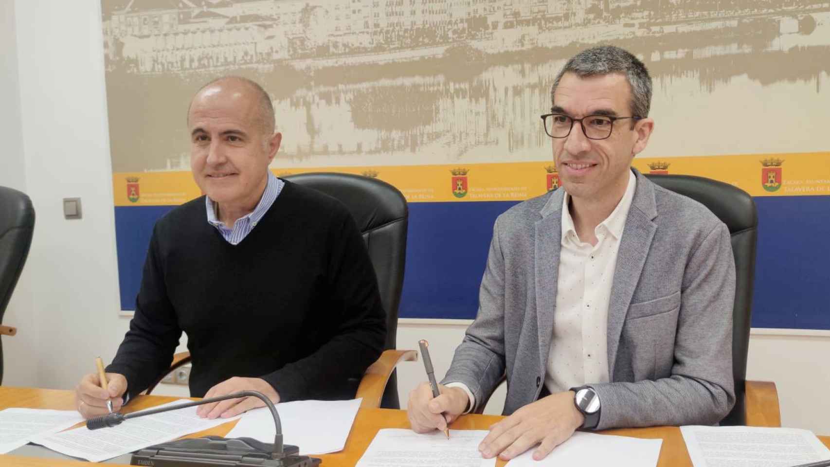 Jesús García-Barroso (PP) y Luis Enrique Hidalgo (PSOE) tras la firma de las alegaciones.