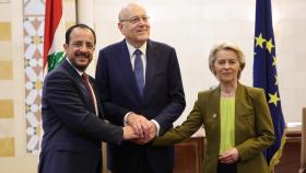 El presidente de Chipre, Nikos Christodoulides, el primer ministro de Líbano, Najib Mikati, y la presidenta Ursula von der Leyen, durante su reunión de este jueves en Beirut