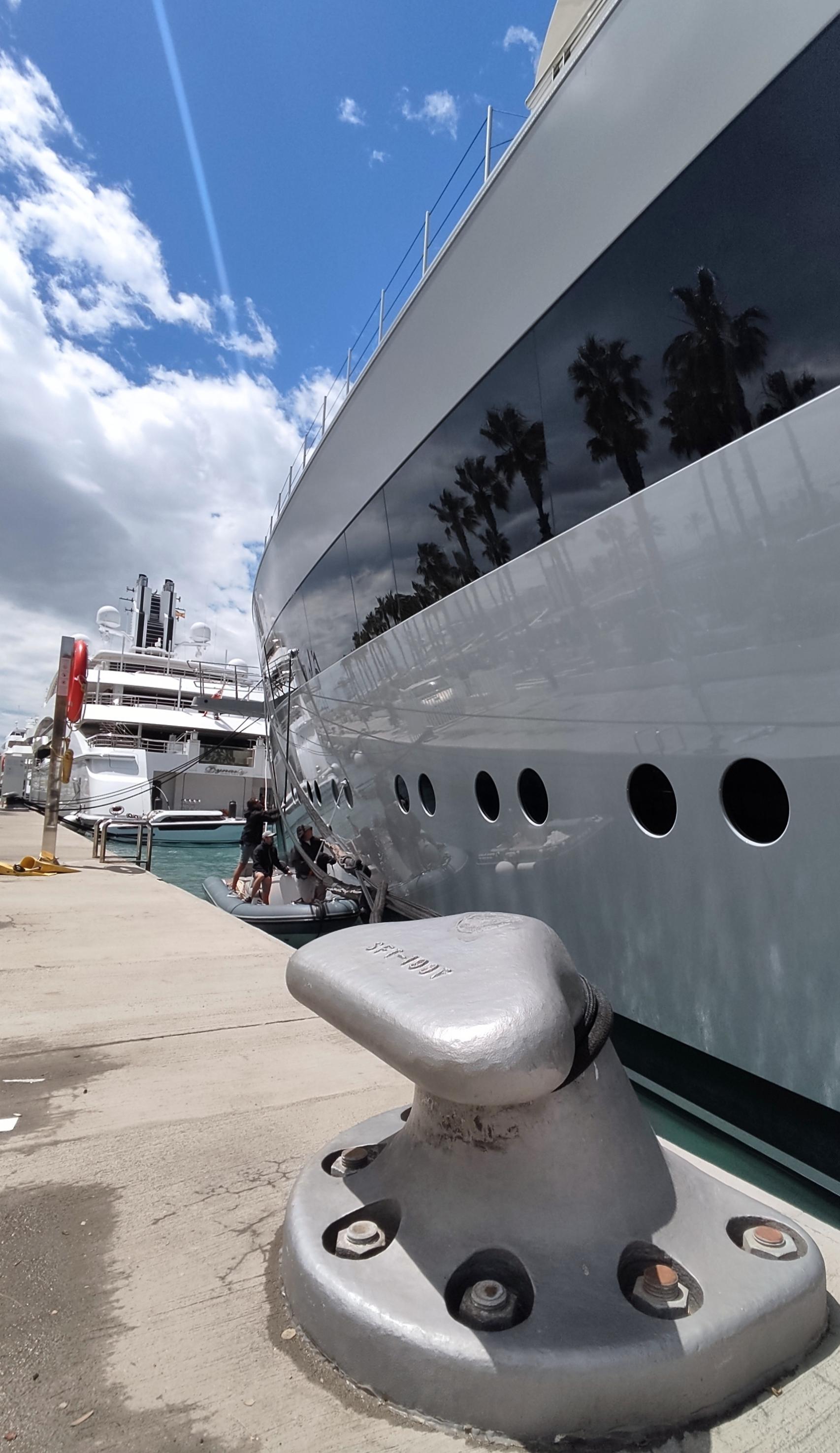 Tareas de mantenimiento de uno de los lujosos yates atracados en el puerto de Málaga.