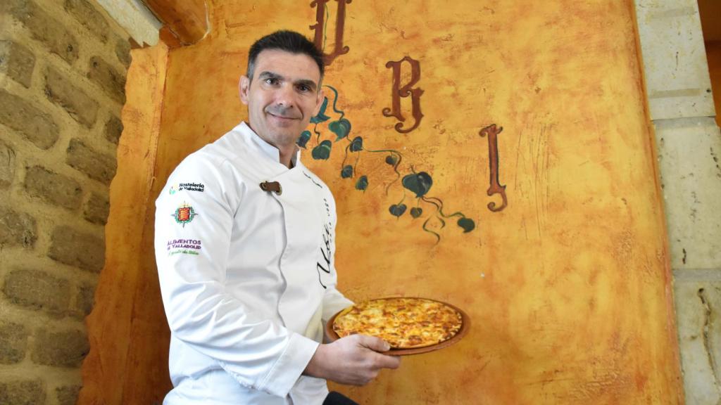 Carlos con su pizza de callos en el Restaurante Pizzería Ubi