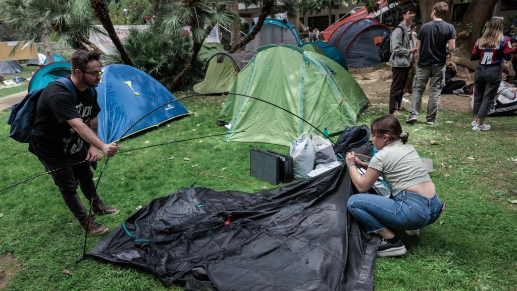 Dos jóvenes se suman este jueves a la campada de Valencia.