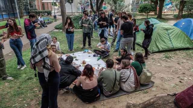 Un grupo de estudiantes concentrados en las inmediaciones de la Universidad de Valencia.