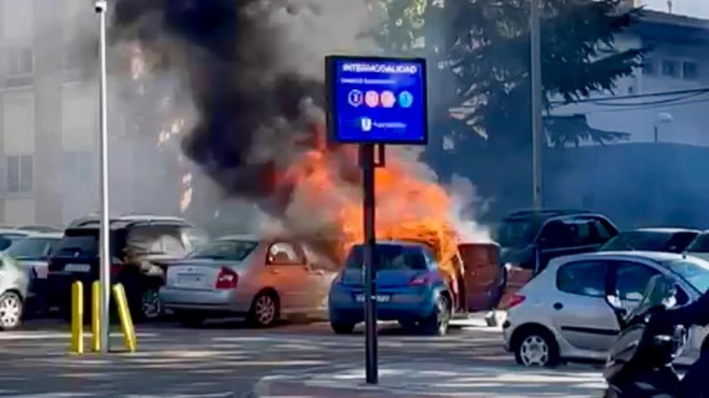 Imagen del coche en llamas
