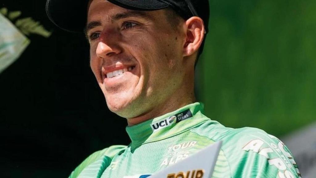 Juanpe López con el título de ganador del Tour de los Alpes