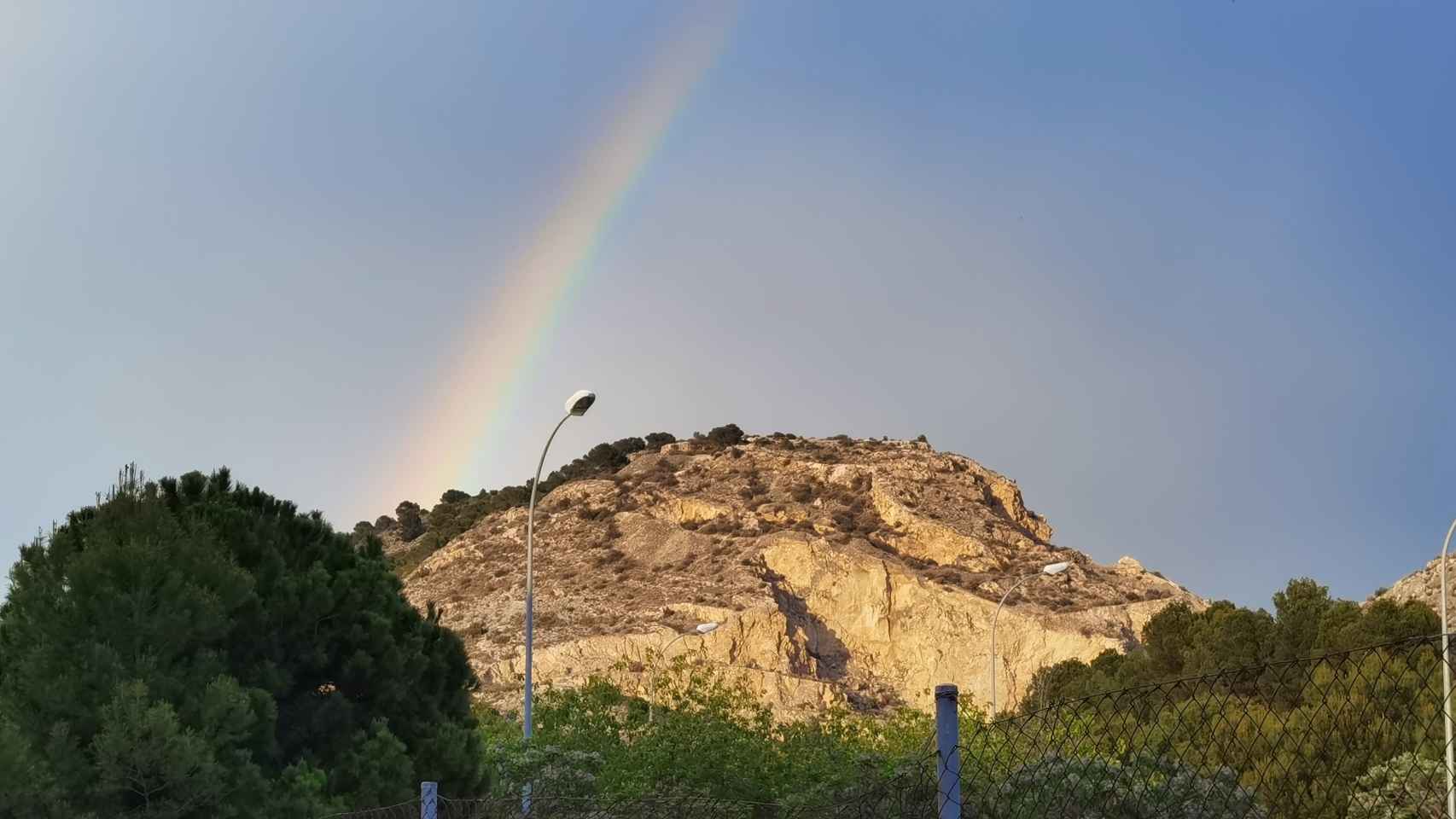 Un arcoíris asoma en la Serra Grossa de Alicante esta semana tras las ligeras lluvias.