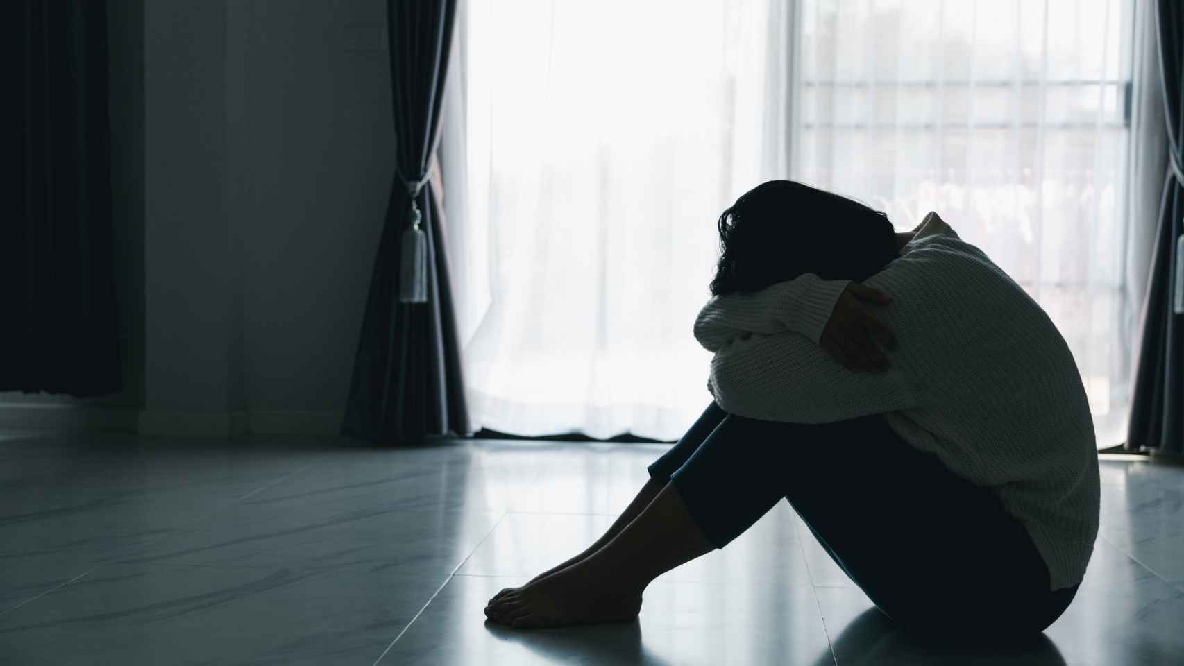 Un niño llorando en el suelo, en una imagen de Shutterstock.
