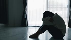 Un niño llorando en el suelo, en una imagen de Shutterstock.