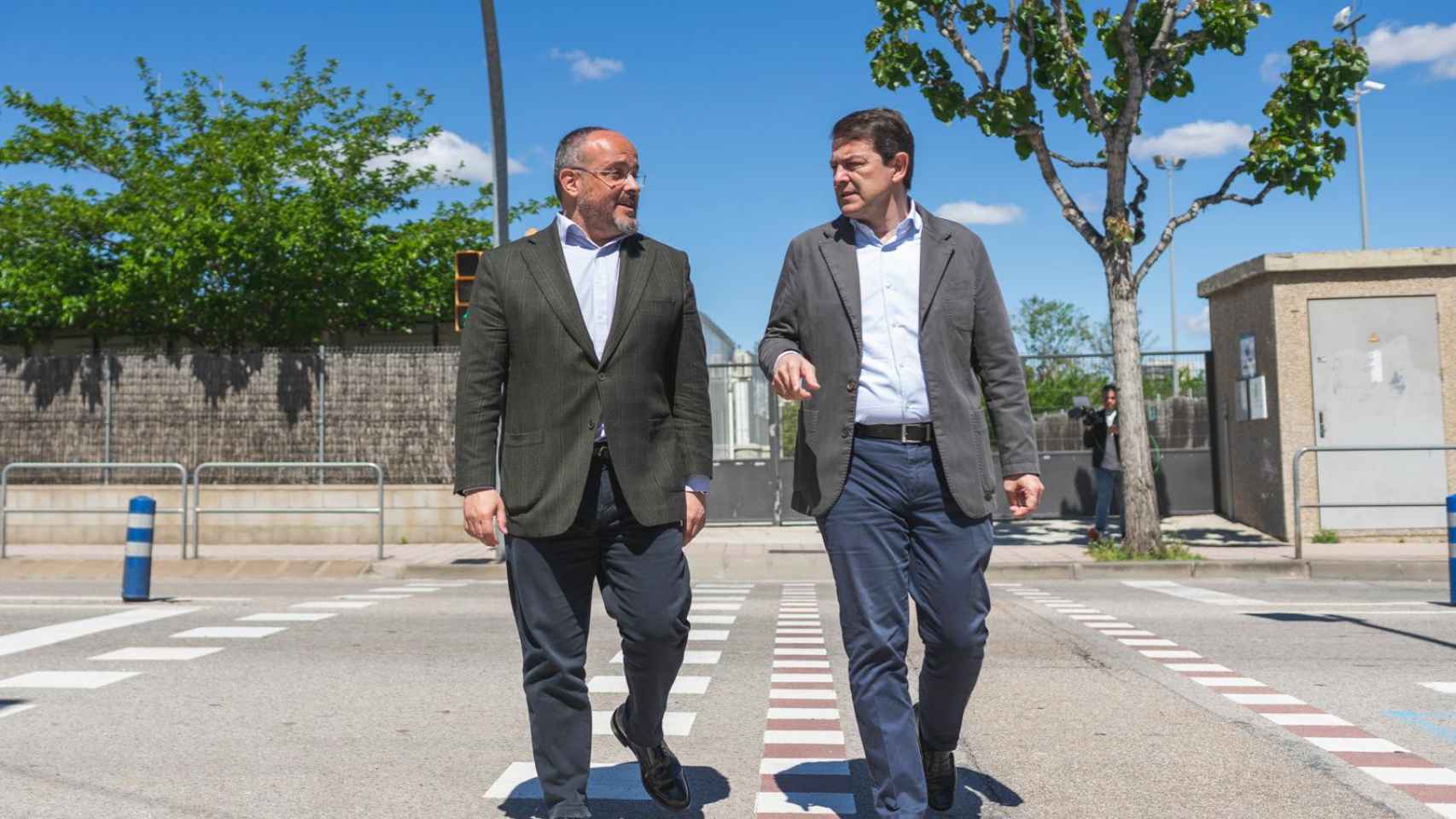 Alfonso Fernández Mañueco, a la derecha, junto al candidato del PP en Cataluña, Alejandro Fernández