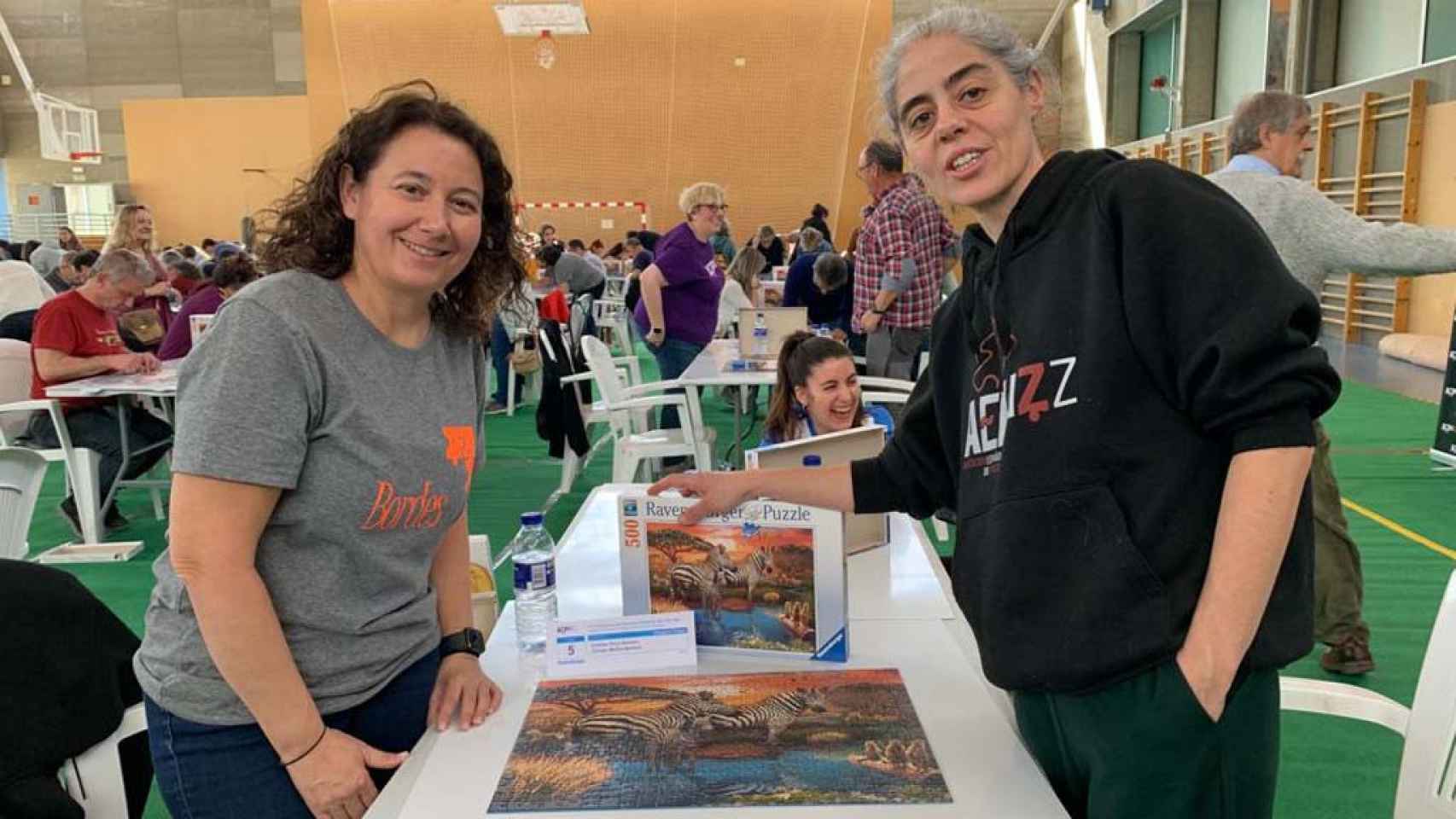 Carmen Molina Barreiro (derecha) y Cristina Pérez Barreiro (izquierda) en un Campeonato de Puzzles