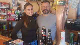Mario y Marimar, la pareja que gestiona el bar de un pequeño pueblo vallisoletano con más de 30 años de historia: “Somos novatos, pero valientes”