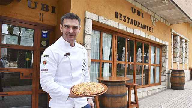 Carlos González Puertas con su sabrosa pizza de callos en el Restaurante Pizzería Ubi