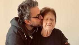 Máximo Huerta y su madre, Clara Hernández, en una imagen compartida en redes sociales.