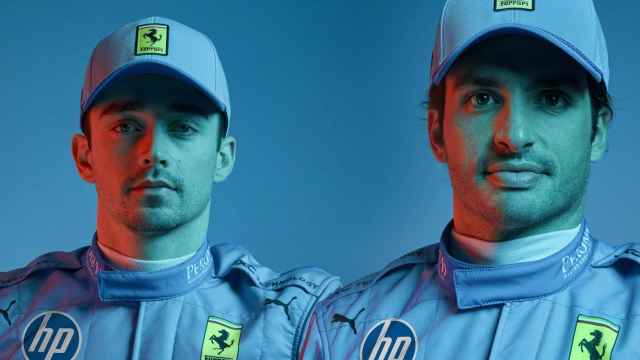Charles Leclerc y Carlos Sainz posan con el color azul en sus monos.