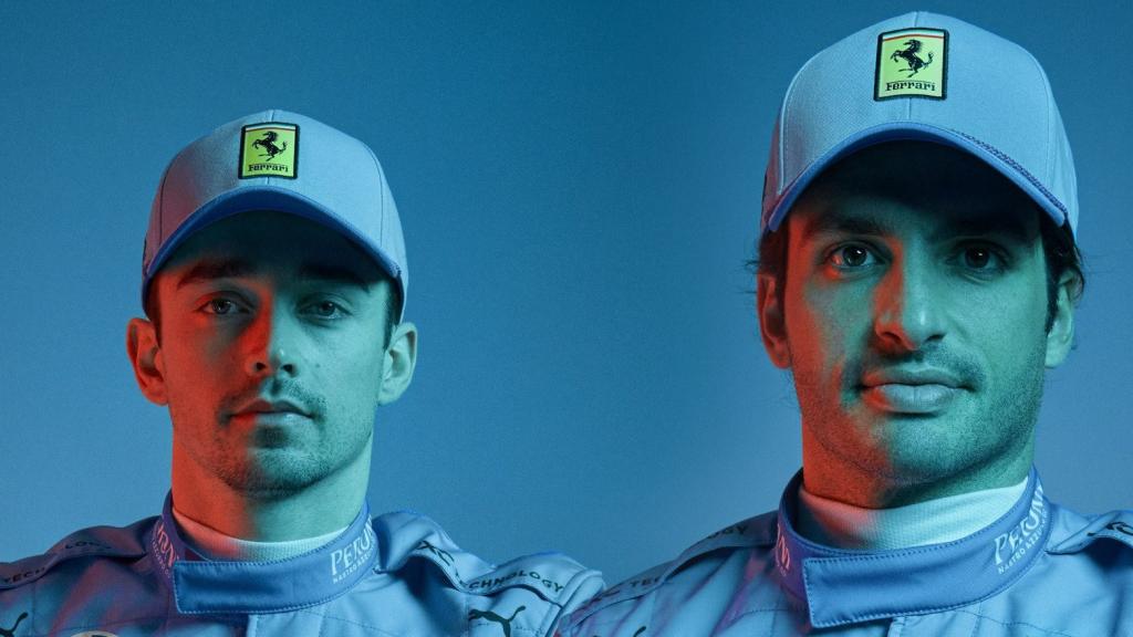 Charles Leclerc y Carlos Sainz posan con el color azul en sus monos.