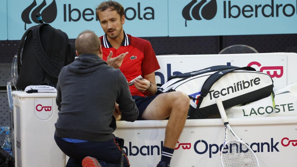 El tenista ruso Daniil Medvédev se lesiona durante el partido ante el tenista checo Jiří Lehečka.