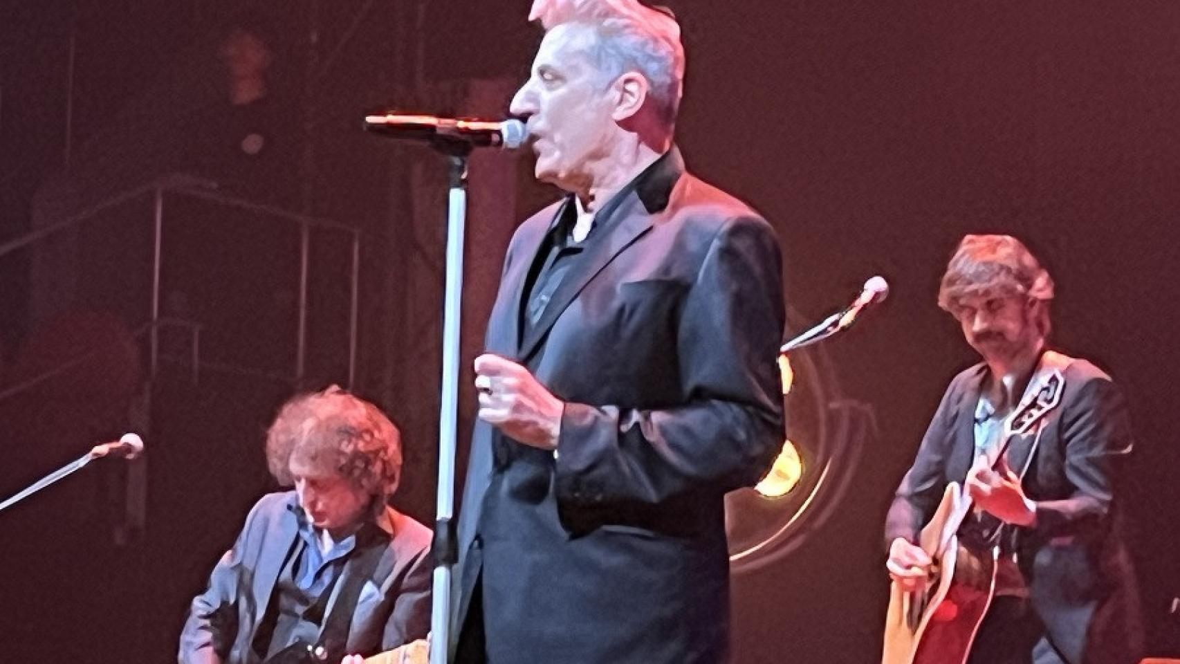 Loquillo junto a los guitarristas Josu García y Pablo Pérez durante su concierto de anoche en el Circo Price de Madrid.