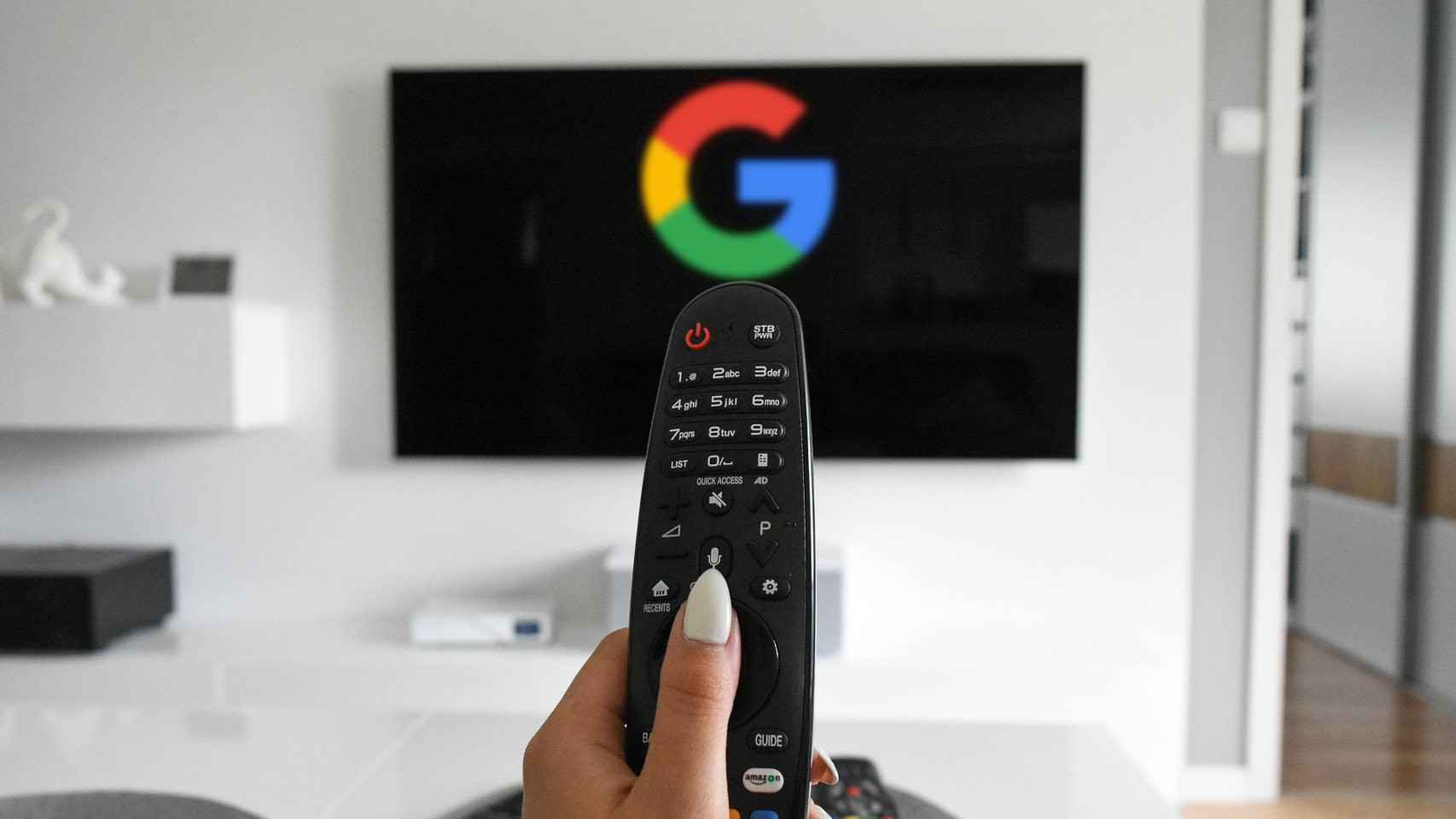 Mando de televisor con el logo de Google