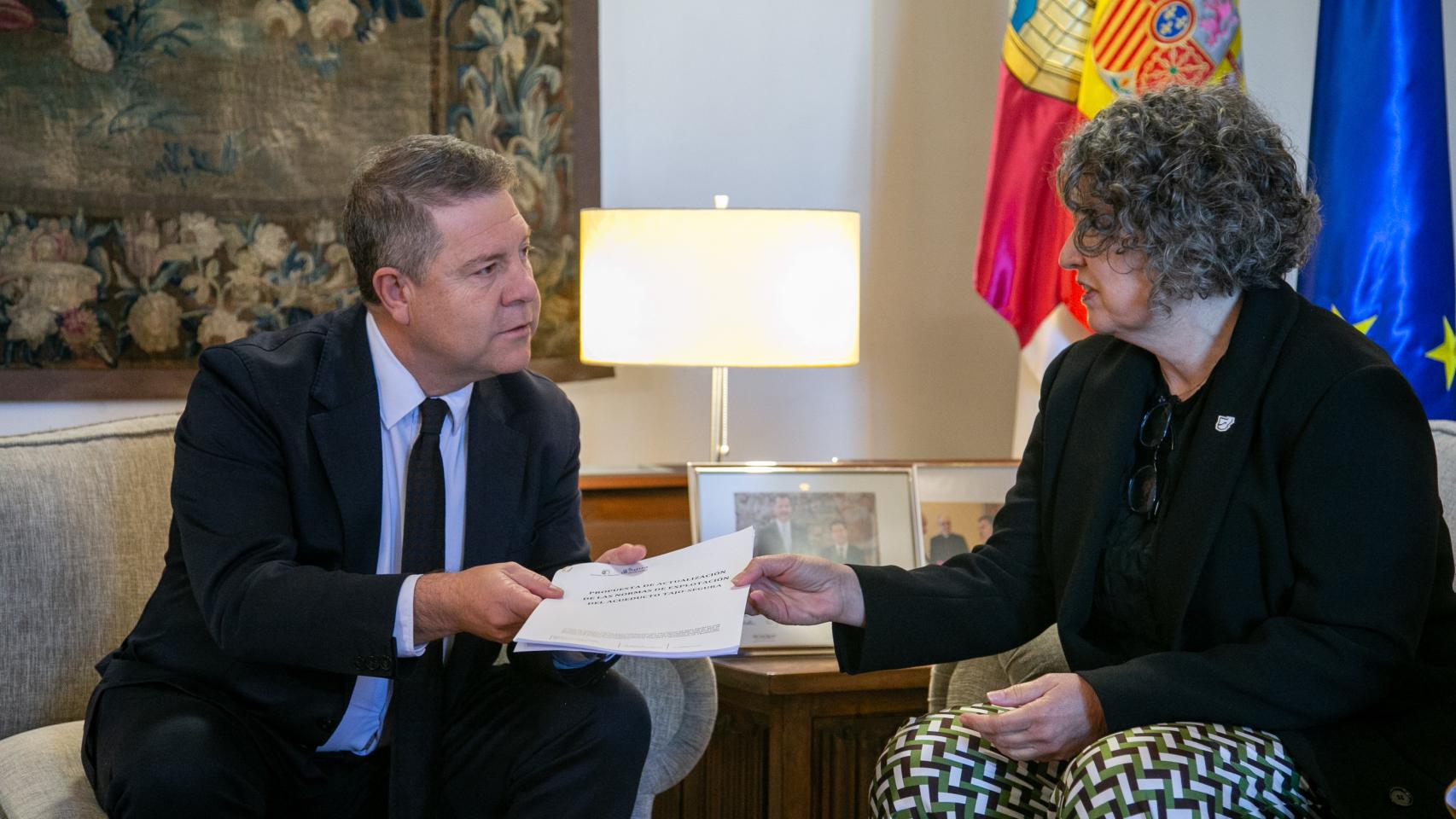 Emiliano García-Page y Mercedes Gómez, presidente y consejera de Desarrollo Sostenible de Castilla-La Mancha.