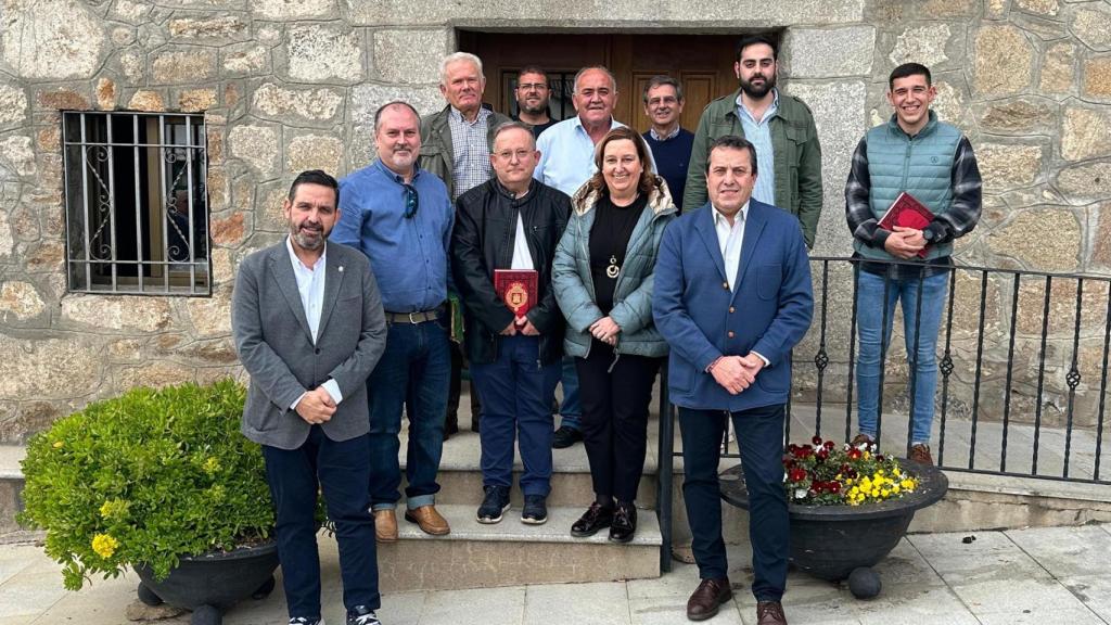 La presidenta de la Diputación de Toledo, Concepción Cedillo, con alcaldes de la comarca de la Sierra de San Vicente en Sartajada.