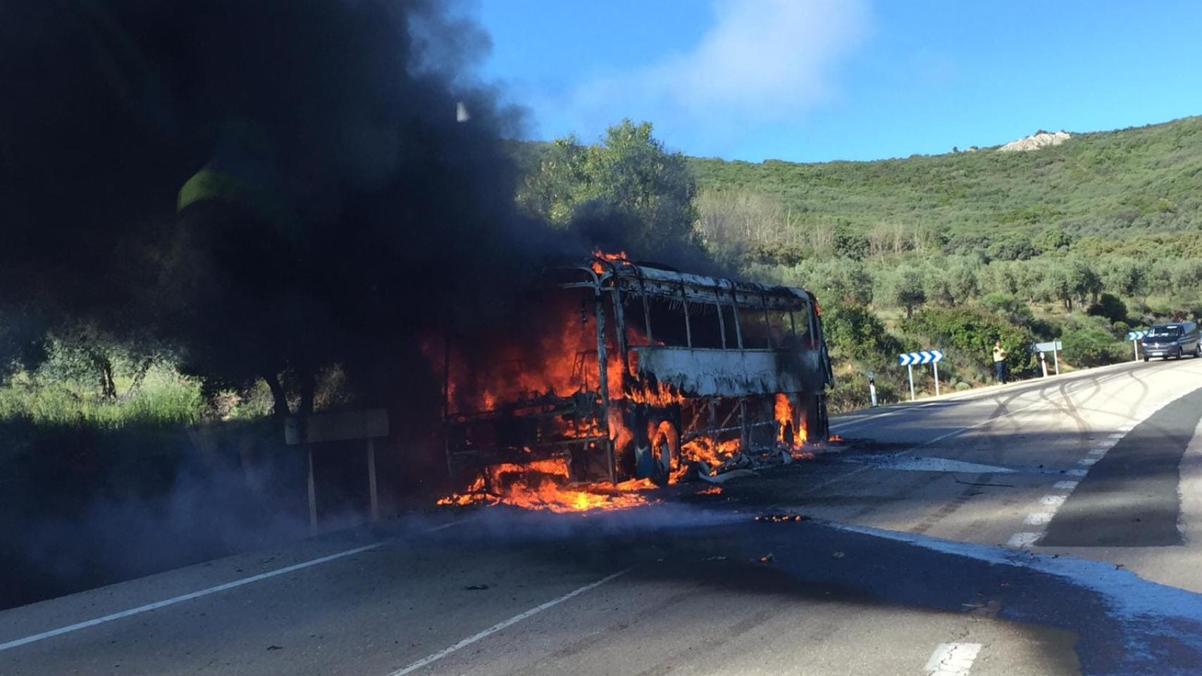 Incendio de un autobús en Ciudad Real. Foto: SCIS Ciudad Real.