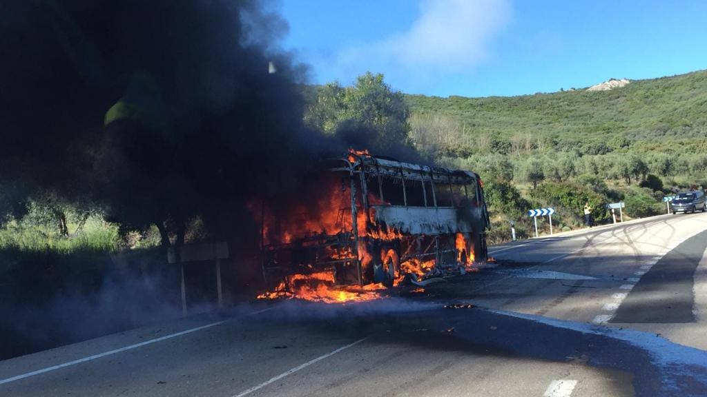 Incendio de un autobús en Ciudad Real. Foto: SCIS Ciudad Real.