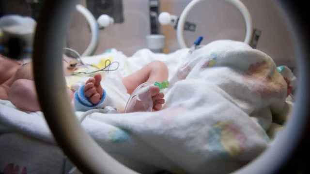 Imagen de archivo de un bebé en el hospital.