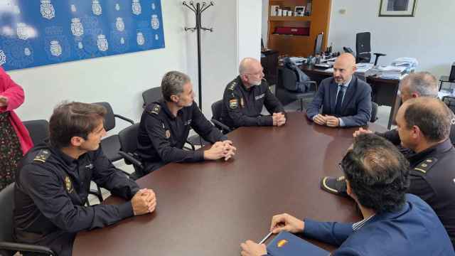 El subdelegado del Gobierno en Málaga, Javier Salas, en una visita a la Comisaría de Marbella.