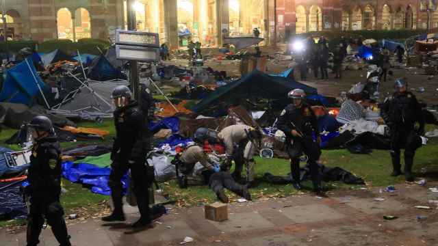 Antidisturbios desmantelan el campamento propalestino en la Universidad de California en Los Ángeles