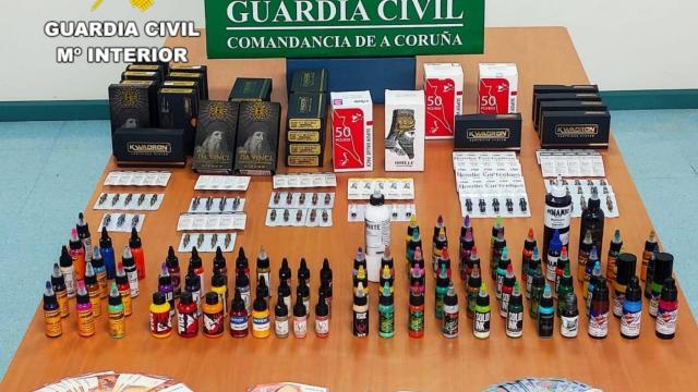 La Guardia Civil inspecciona en A Coruña 23 locales de tatuaje, micropigmentación y piercing