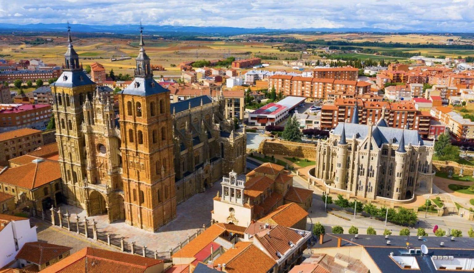 Vista de la Catedral de Astorga y el Palacio de Gaudí. Foto: Shutterstock