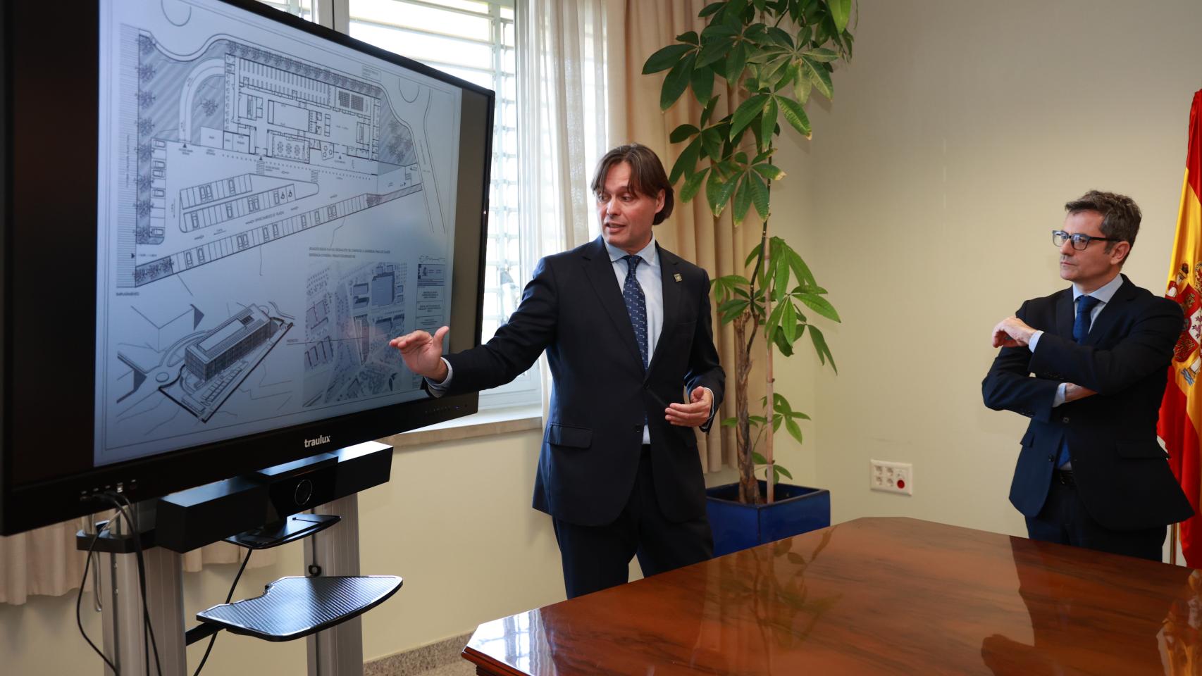 El ministro y el rector de la Olavide presentan el proyecto.