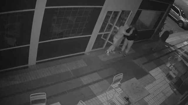 Uno de los ladrones poniéndole el pasamontañas a otro, justo frente a las cámaras de seguridad del Restaurante Bocadillón de Puerto Lumbreras.