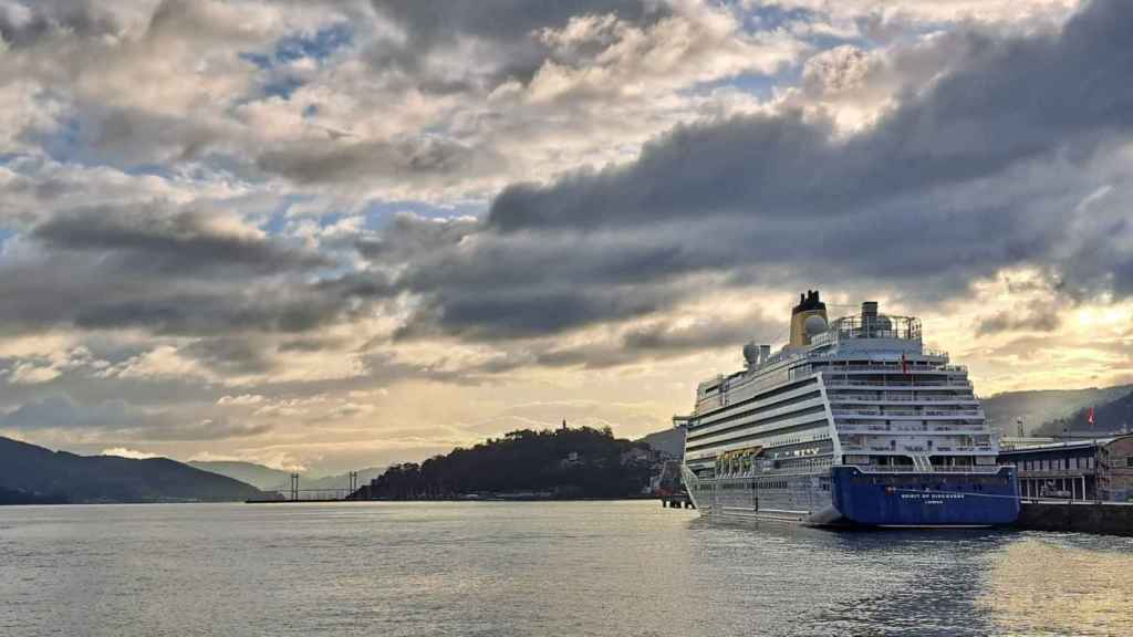 El ‘Spirit of Discovery’ en el puerto de Vigo.
