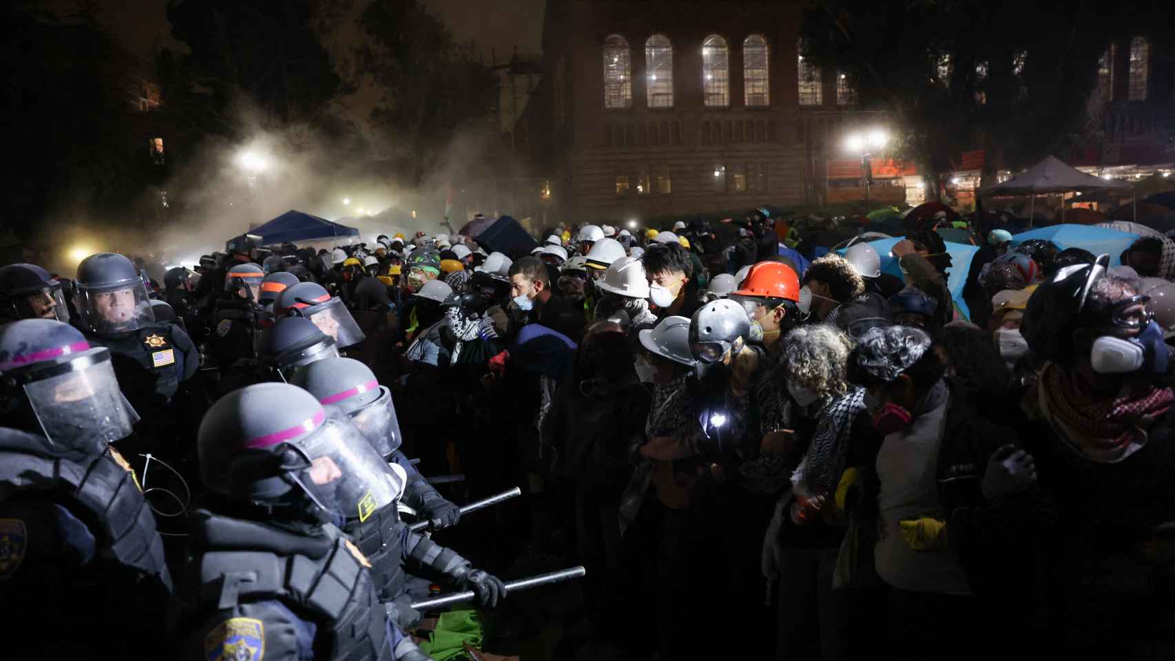 La policía se dispone a desalojar el campamento de manifestantes propalestinos, que forman una cadena humana en UCLA.