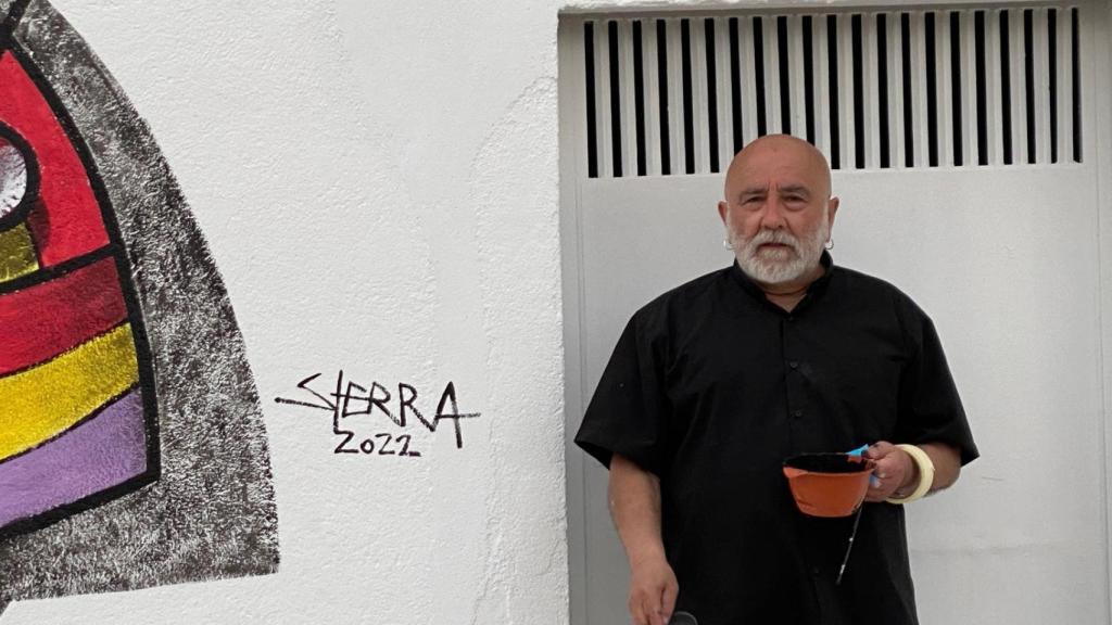 Manuel Sierra junto a su mural en Castronuño