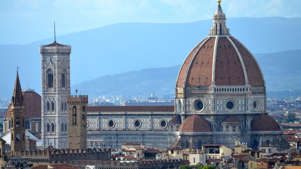 El Duomo de Florencia con la famosa cúpula de Brunelleschi y el Campanille