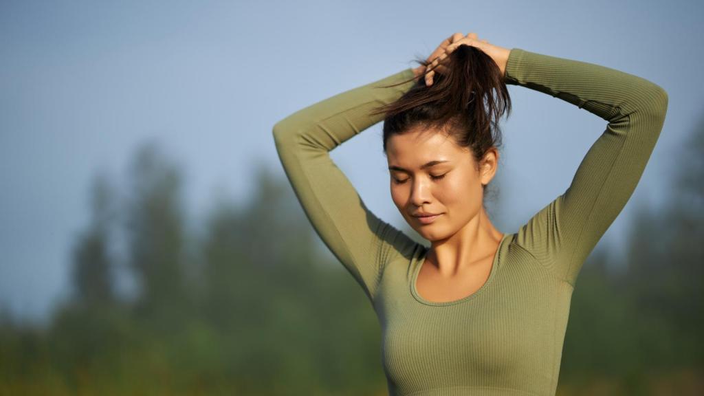 Mujer respirando al aire libre.