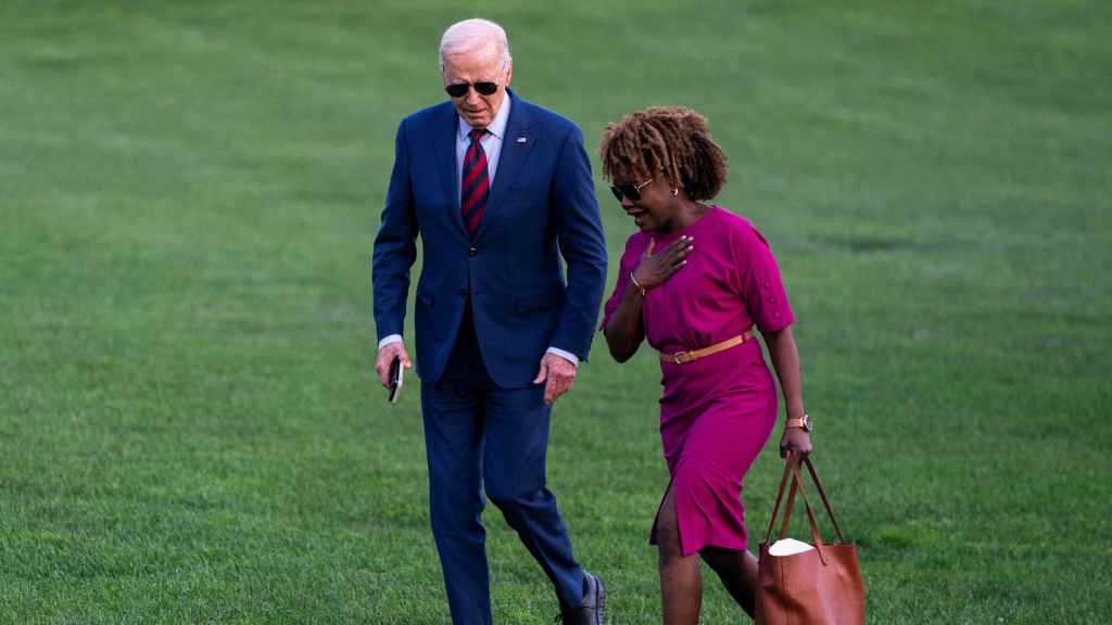Karine Jean-Pierre y Joe Biden de regreso a la Casa Blanca de su viaje a Carolina del Norte