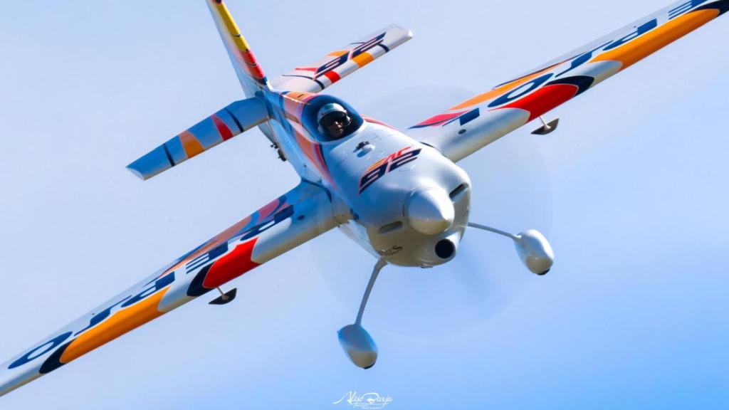 Juan Velarde, a los mandos de un avión diseñado para el vuelo acrobático y las carreras aéreas.